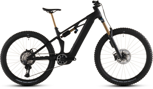 Ein CUBE Stereo Hybrid ONE77 HPC AT 800 carbon'n'gold 2026 vollgefedertes E-Mountainbike in schwarz mit goldener Vorderradgabel, Bosch CX-Motor, Shimano XT Di2, hinterem Stoßdämpfer und Stollenreifen im Profil auf weißem Hintergrund.