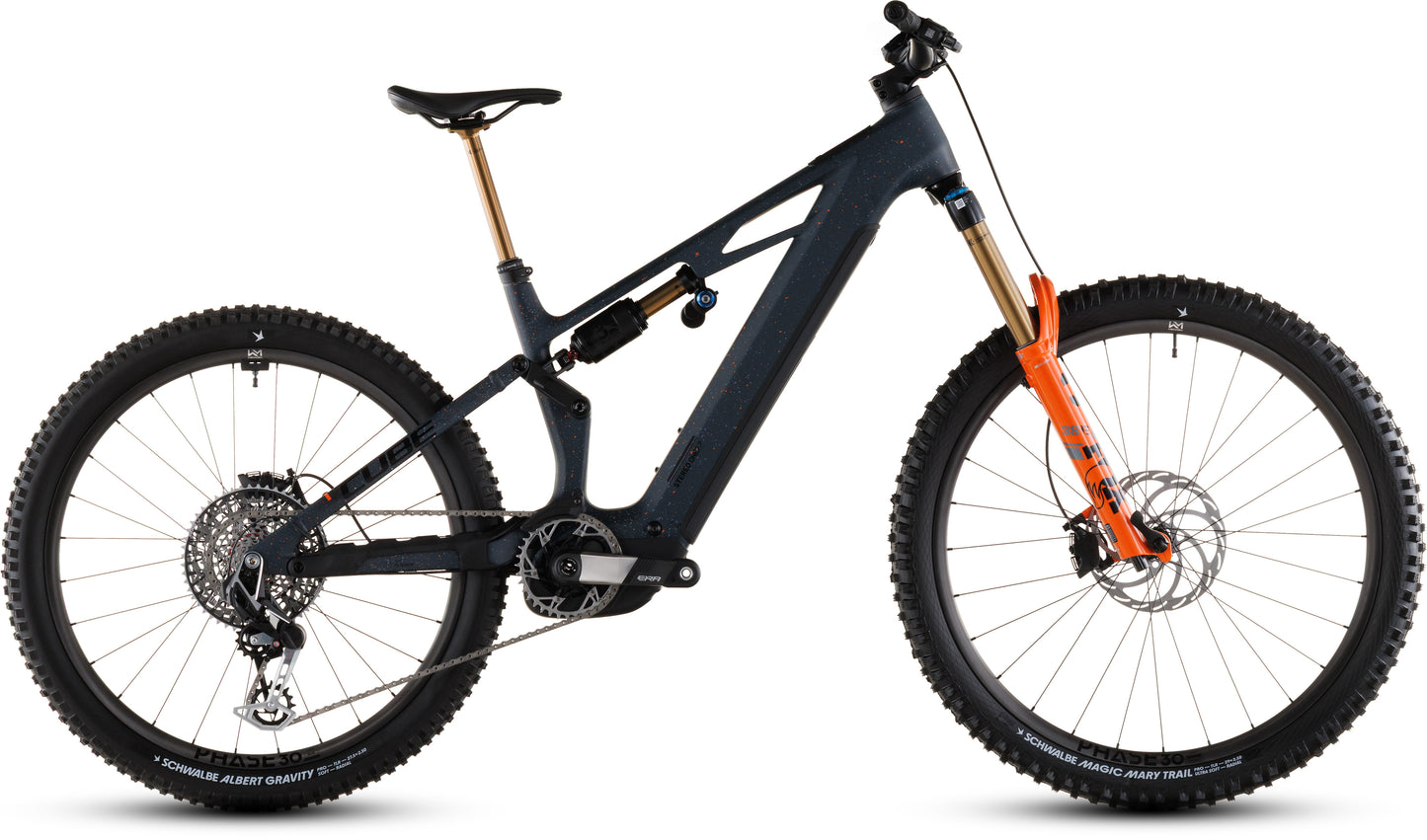 Das CUBE Stereo Hybrid ONE77 HPC SLT 800 galaxy'n'orange 2026 Elektro-Mountainbike verfügt über eine Vollfederung, dicke Stollenreifen, einen Bosch CX-R Motor, eine goldene Vordergabel und einen sichtbaren Akku am Rahmen, der seitlich vor einem weißen Hintergrund abgebildet ist.