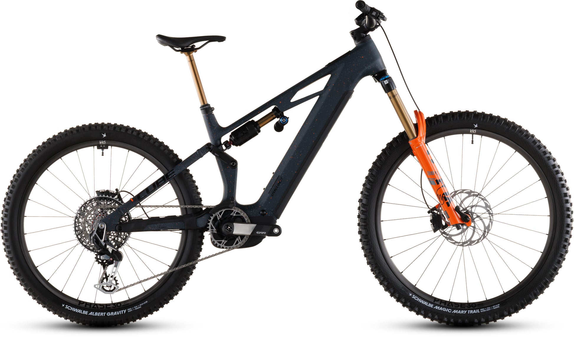 Das CUBE Stereo Hybrid ONE77 HPC SLT 800 galaxy'n'orange 2026 Elektro-Mountainbike verfügt über eine Vollfederung, dicke Stollenreifen, einen Bosch CX-R Motor, eine goldene Vordergabel und einen sichtbaren Akku am Rahmen, der seitlich vor einem weißen Hintergrund abgebildet ist.