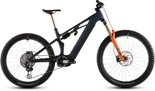 Das CUBE Stereo Hybrid ONE77 HPC SLT 800 galaxy'n'orange 2026 Elektro-Mountainbike verfügt über eine Vollfederung, dicke Stollenreifen, einen Bosch CX-R Motor, eine goldene Vordergabel und einen sichtbaren Akku am Rahmen, der seitlich vor einem weißen Hintergrund abgebildet ist.