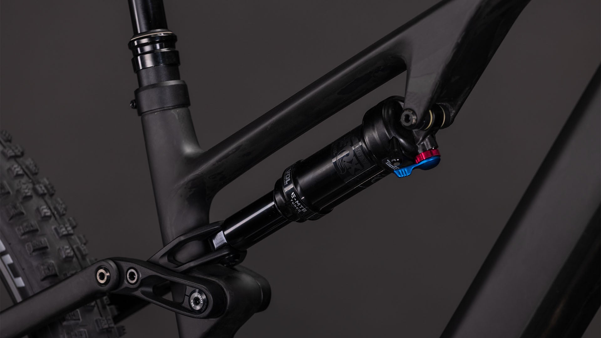 Nahaufnahme des CUBE AMS Hybrid ONE44 C:62 Pro 400X blackline 2026 Mountainbike-Rahmens mit dem hinteren Federbein und dem Gestänge vor einem dunklen Hintergrund.