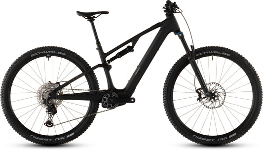 Das CUBE AMS Hybrid ONE44 C:62 Pro 400X blackline 2026 ist ein schwarzes, vollgefedertes Mountainbike mit einem Carbonrahmen, großen Stollenreifen, Scheibenbremsen und einer Federgabel, abgebildet im Profil auf weißem Hintergrund.