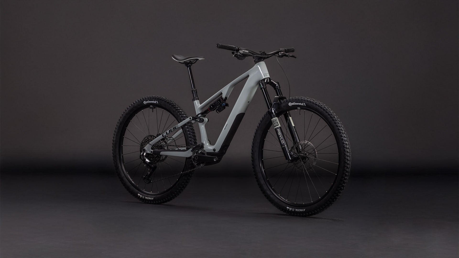 Das CUBE AMS Hybrid ONE44 C:62 Race 400X reedbeige'n'black 2026 ist ein vollgefedertes Mountainbike mit einem schnittigen C:62 Carbonrahmen, einem Bosch SX Motor, dicken Stollenreifen und stylischen schwarzen Akzenten auf dunklem Grund.
