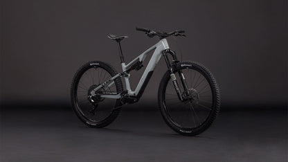 Das CUBE AMS Hybrid ONE44 C:62 Race 400X reedbeige'n'black 2026 ist ein vollgefedertes Mountainbike mit einem schnittigen C:62 Carbonrahmen, einem Bosch SX Motor, dicken Stollenreifen und stylischen schwarzen Akzenten auf dunklem Grund.