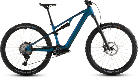 Das CUBE AMS Hybrid ONE44 C:68X SLX 400X nebula'n'black 2026, ein blaues, vollgefedertes Mountainbike mit breiten Stollenreifen, Scheibenbremsen, schrägem Oberrohr und C:68X Carbonrahmen, ist in der Seitenansicht auf weißem Grund zu sehen.