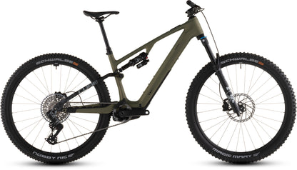 Das CUBE AMS Hybrid ONE44 C:68X TM 400X reedgreen'n'matrix 2026 ist ein vollgefedertes Carbon-E-Mountainbike mit mattgrünem Rahmen, schwarzen Laufrädern, dicken Schwalbe-Reifen, Bosch SX-Motor und robuster Federung für anspruchsvolle Trails.
