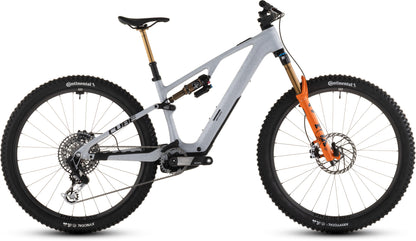 Das CUBE AMS Hybrid ONE44 C:68X SUPER TM 400X (foggrey'n'fibre, 2026) ist ein modernes All-Mountain-Bike mit grauem Carbonrahmen, orangefarbener Gabel, schwarzem Sattel, großen Stollenreifen, Scheibenbremsen und Dämpfer - perfekt für jedes Terrain.
