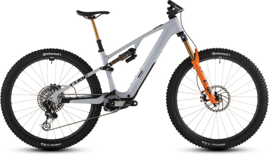 Das CUBE AMS Hybrid ONE44 C:68X SUPER TM 400X (foggrey'n'fibre, 2026) ist ein modernes All-Mountain-Bike mit grauem Carbonrahmen, orangefarbener Gabel, schwarzem Sattel, großen Stollenreifen, Scheibenbremsen und Dämpfer - perfekt für jedes Terrain.