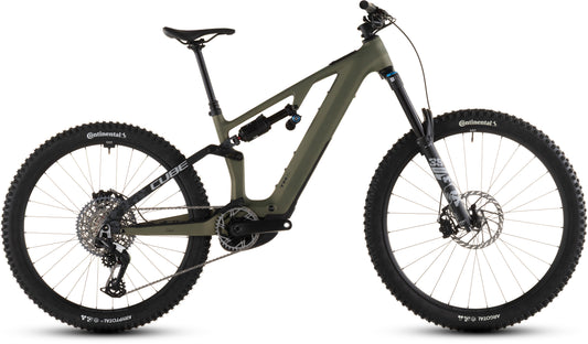 Das CUBE AMS Hybrid 177 C:62 TM 600X reedgreen'n'matrix 2026 ist ein vollgefedertes Mountainbike mit einem matt olivgrünen Carbonrahmen, schwarzen Laufrädern, Bosch CX-Motor, Federung vorne und hinten, Scheibenbremsen und Continental-Reifen.