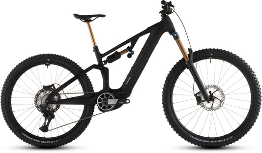 Ein CUBE AMS Hybrid 177 C:62 AT 600X carbon'n'gold 2026 vollgefedertes e-MTB mit dicken Noppenreifen, Scheibenbremsen, Bosch CX-R Motor und einer goldenen Vordergabel wird von der Seite auf weißem Hintergrund gezeigt.
