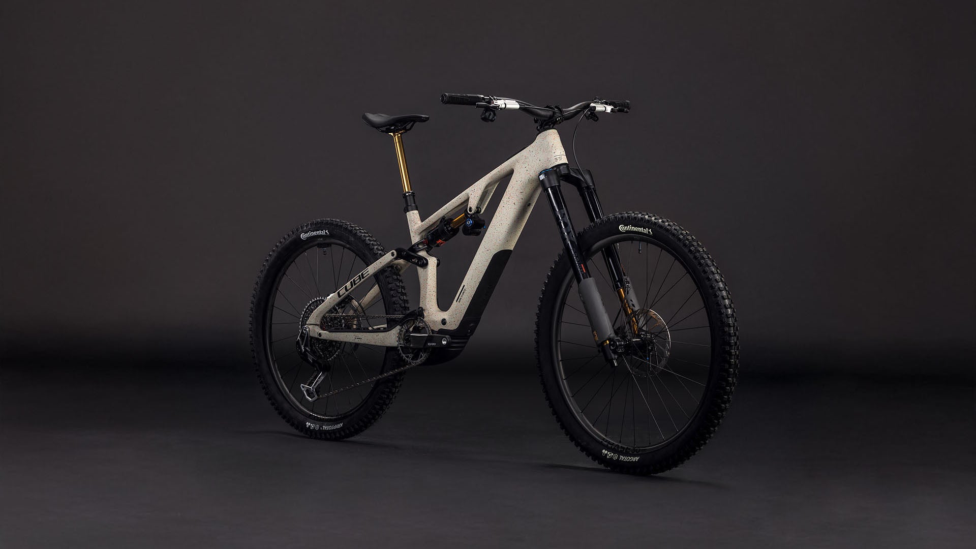Das CUBE AMS Hybrid 177 C:62 SUPER TM 600X in reedbeigegrit'n'orange (2026) ist ein modernes, vollgefedertes Mountainbike mit breiten Stollenreifen, High-End-Komponenten und leichtgängiger Sram XX Eagle-Schaltung.