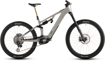 Das CUBE AMS Hybrid 177 C:62 SUPER TM 600X reedbeigegrit'n'orange 2026 ist ein vollgefedertes E-Mountainbike mit 170 mm Federweg, Scheibenbremsen, grobstolligen Reifen, einem Bosch CX-R Motor zur Tretunterstützung, Sram XX Eagle Getriebe und einem schwarzen Sattel.