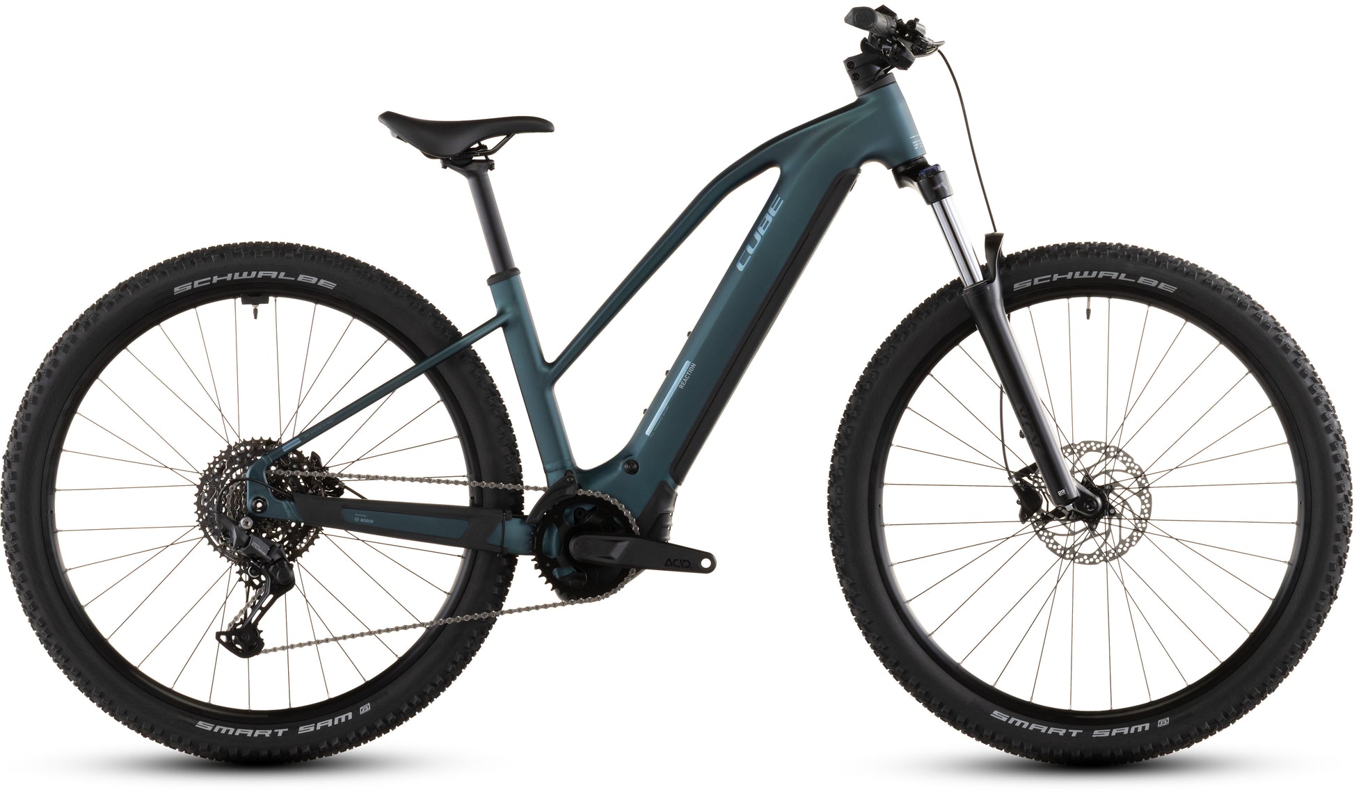 Das CUBE Reaction Hybrid ONE 800 royalgreen'n'prism Trapeze 2026 ist ein modernes E-Bike mit Bosch-Motor, Vorderrad-Federgabel, großen Stollenreifen und einem 800-Wh-Akku mit Mittelantrieb, hier von der Seite vor weißem Hintergrund.