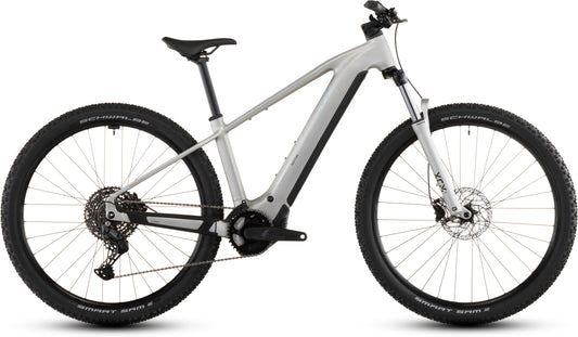 Das CUBE Reaction Hybrid ONE 800 sleekgrey'n'prism 2026 ist ein modernes Elektro-Mountainbike mit breiten Reifen, Federgabel und leistungsstarkem Bosch-Motor (800 Wh Akku), hier im Seitenprofil vor weißem Hintergrund.