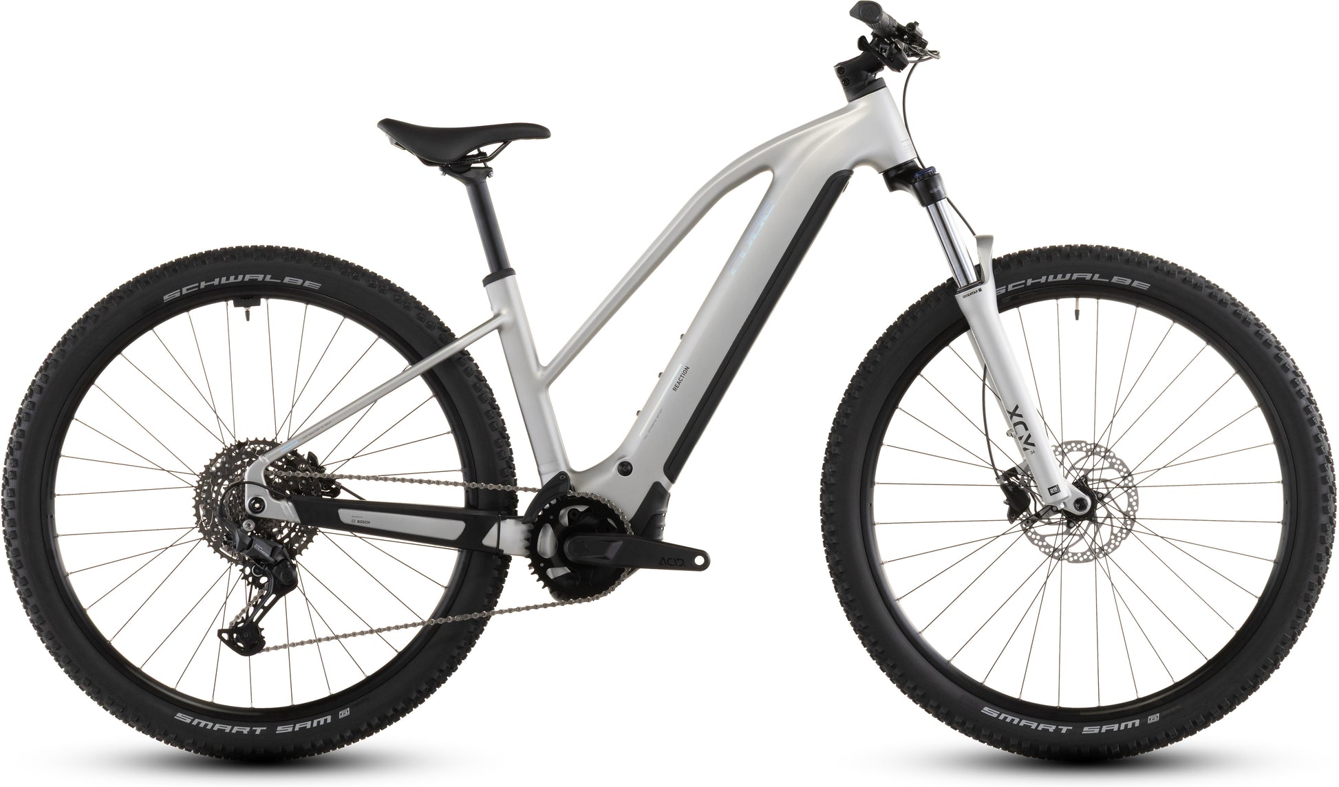 Das CUBE Cube Reaction Hybrid ONE 800 sleekgrey'n'prism Trapeze 2026 E-Bike verfügt über breite Stollenreifen, einen Bosch-Motor, eine Federgabel und einen integrierten 800-Wh-Akku; abgebildet im Seitenprofil auf weißem Hintergrund.