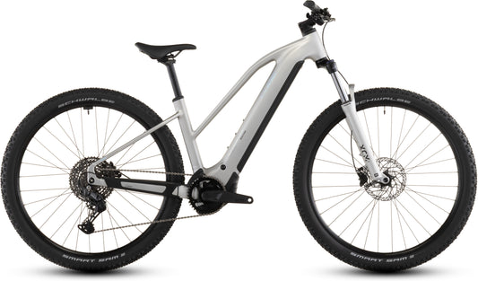 Das CUBE Cube Reaction Hybrid ONE 800 sleekgrey'n'prism Trapeze 2026 E-Bike verfügt über breite Stollenreifen, einen Bosch-Motor, eine Federgabel und einen integrierten 800-Wh-Akku; abgebildet im Seitenprofil auf weißem Hintergrund.