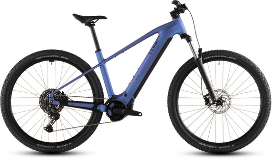 Das CUBE Reaction Hybrid ONE 800 blueiris'n'reflect 2026 Elektro-Mountainbike verfügt über dicke Reifen, Scheibenbremsen, einen stabilen Rahmen, einen integrierten Bosch-Motor und einen 800 Wh Akku. Abgebildet von der Seite auf einem weißen Hintergrund.