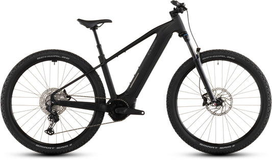 Das CUBE Reaction Hybrid Pro 800 blackline 2026 E-Mountainbike ist von der Seite auf weißem Grund abgebildet und verfügt über dicke Reifen, eine Vorderradfederung, ein abgeschrägtes Oberrohr, einen 800 Wh Akku und einen Bosch CX Antrieb für kraftvolle Trail-Performance.