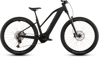 Das CUBE Reaction Hybrid Pro 800 blackline Trapeze 2026 ist ein schwarzes E-Mountainbike mit dicker Bereifung, Federgabel vorne, Durchstiegsrahmen, Bosch CX Antrieb und 800 Wh Akku im Profil auf weißem Grund.