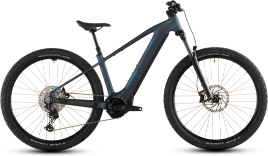 Das CUBE Reaction Hybrid Pro 800 nebular'n'dazzle 2026 ist ein modernes E-Mountainbike mit mattem, dunklem Rahmen, Vorderradfederung, dicken Offroad-Reifen, Bosch CX Antrieb, Scheibenbremsen und 10-Gang-Schaltwerk.