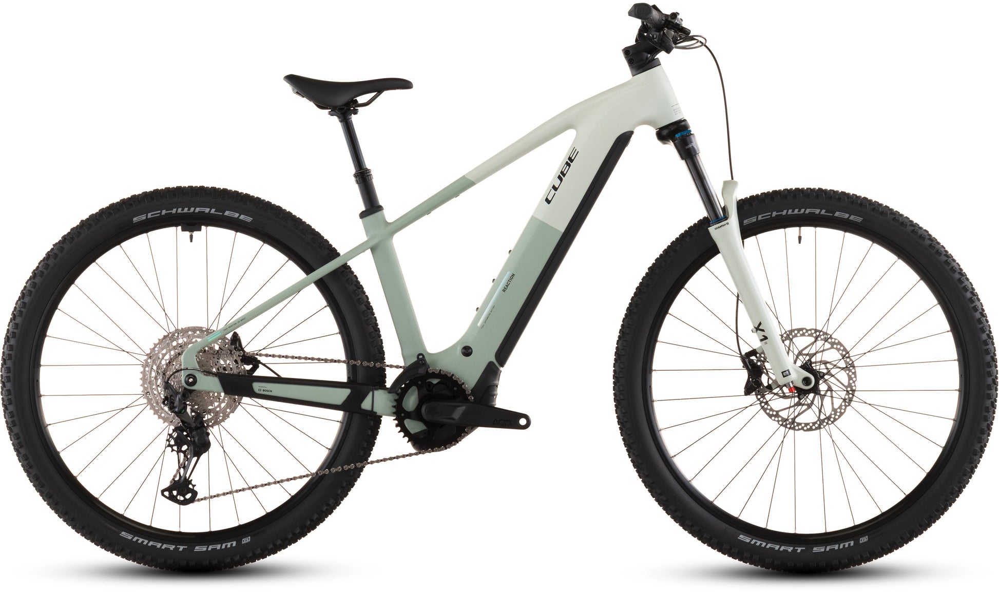 Das CUBE Reaction Hybrid Pro 800 desertstone'n'driedherbs 2026 ist ein modernes E-Mountainbike mit Stollenreifen, Federgabel, Bosch CX-Motor, Shimano XT 12-Gang-Schaltung und einem schnittigen Rahmen, hier im Profil auf weißem Hintergrund.