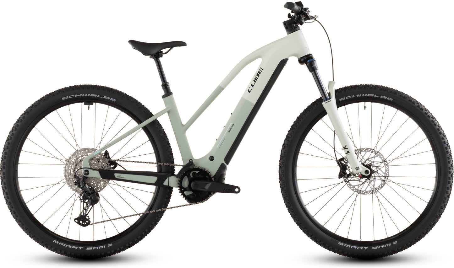 Das CUBE Reaction Hybrid Pro 800 desertstone'n'driedherbs Trapeze 2026 ist ein modernes E-Mountainbike mit hellgrauem Rahmen, Bosch CX-Antrieb, Federgabel, schwarzem Sattel, Schwalbe-Reifen und Scheibenbremsen, abgebildet seitlich auf Weiß.