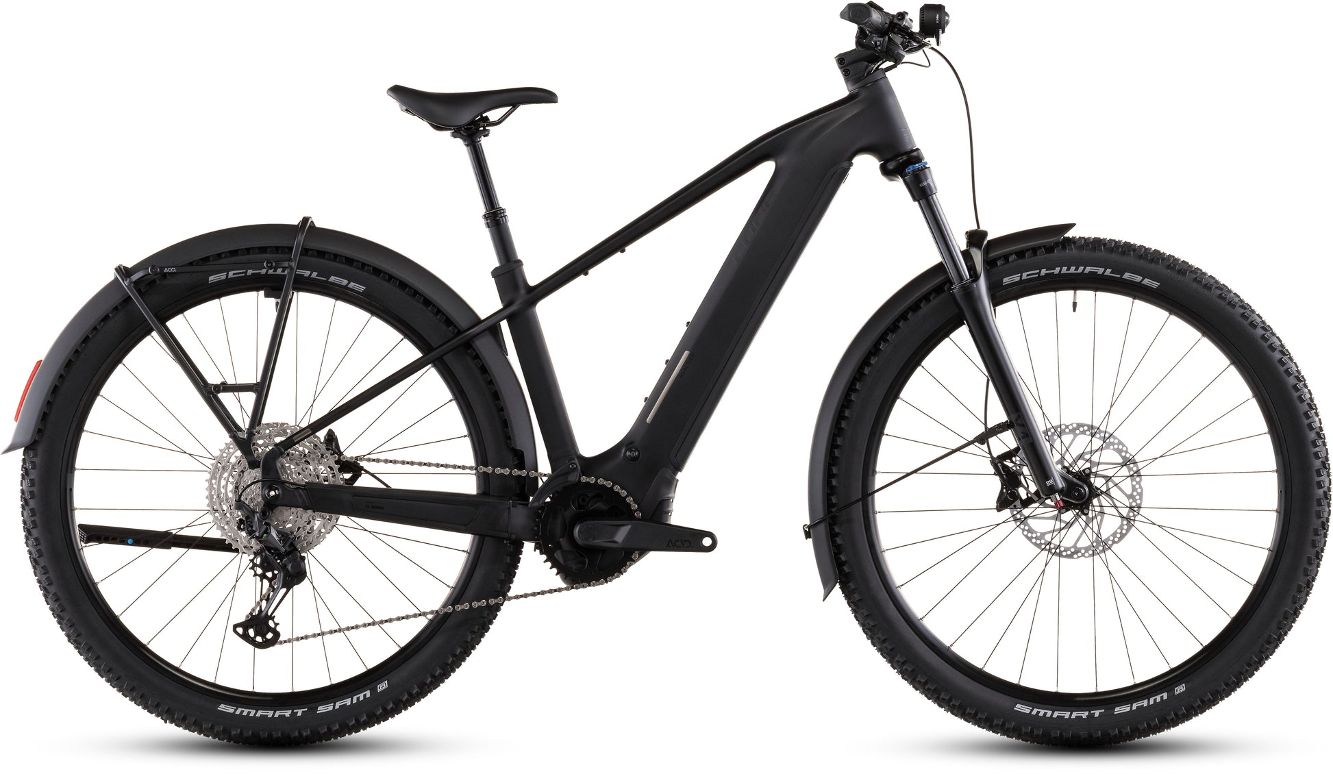 Das CUBE Reaction Hybrid Pro 800 FE blackline 2026 E-Bike hat einen mattschwarzen Rahmen, einen Bosch CX-Motor, Noppenreifen, eine Vorderradaufhängung, Gepäckträgerhalterungen, Schutzbleche und Scheibenbremsen, im Profil auf weißem Hintergrund.