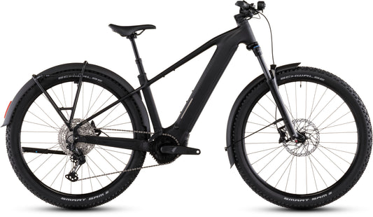 Das CUBE Reaction Hybrid Pro 800 FE blackline 2026 E-Bike hat einen mattschwarzen Rahmen, einen Bosch CX-Motor, Noppenreifen, eine Vorderradaufhängung, Gepäckträgerhalterungen, Schutzbleche und Scheibenbremsen, im Profil auf weißem Hintergrund.