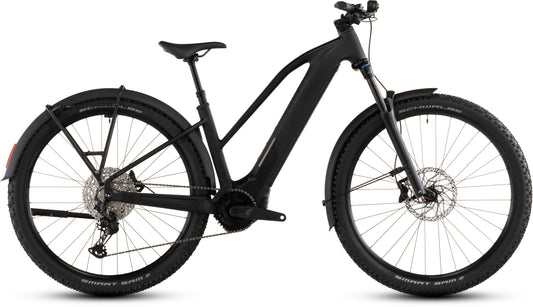 Das Cube Reaction Hybrid Pro 800 FE blackline Trapeze 2026 von CUBE ist ein mattschwarzes E-Bike mit Bosch CX-Motor, Noppenreifen, Federgabel, Schutzblech und integriertem Batterierahmen, dargestellt im Profil auf weißem Hintergrund.
