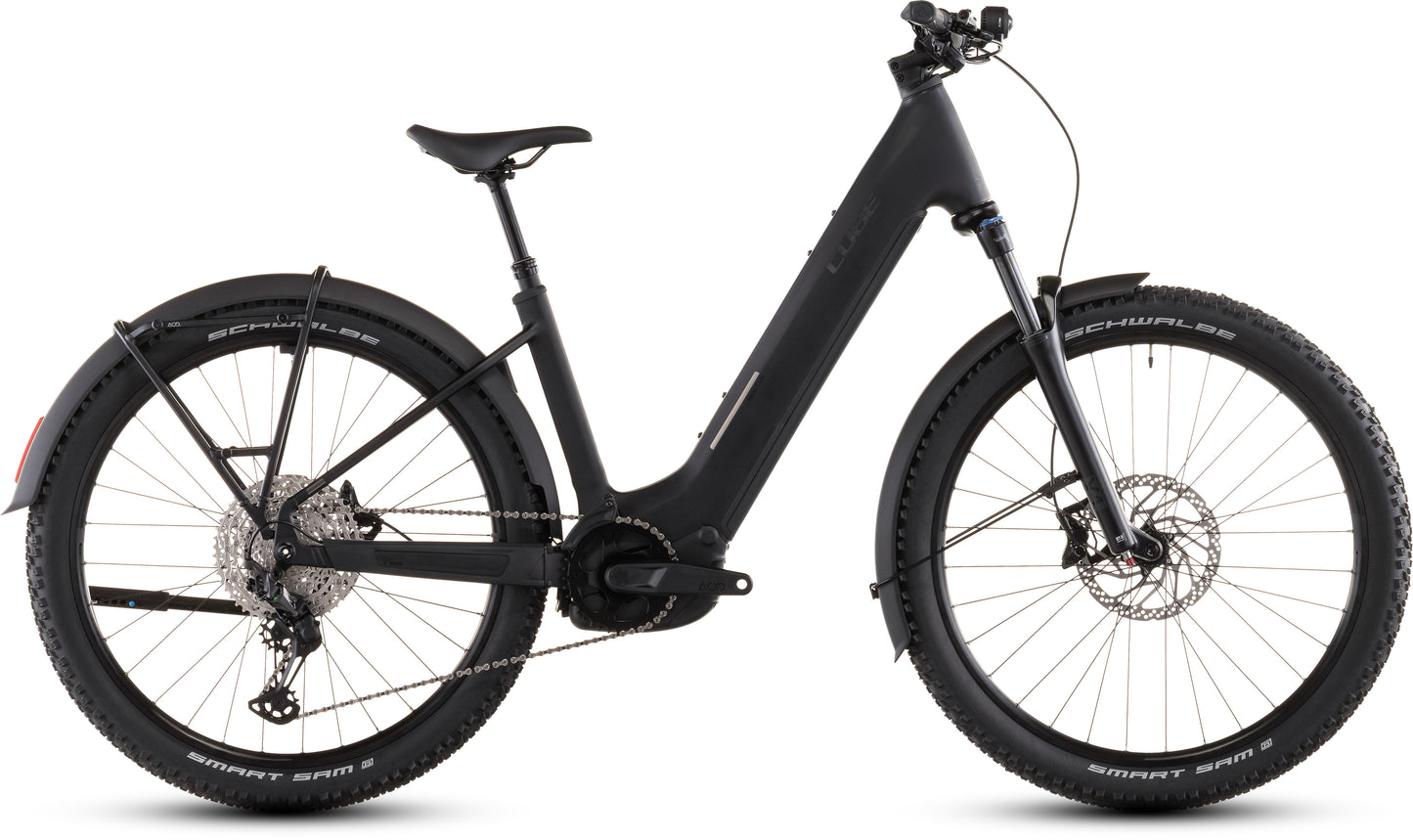 Das CUBE Reaction Hybrid Pro 800 FE blackline Easy Entry 2026 ist ein mattschwarzes E-Bike mit einem Step-Through-Rahmen, breiten Noppenreifen, Vorderradfederung, Scheibenbremsen, Gepäckträger, Schutzblechen und einem Bosch CX-Motor in der Seitenansicht auf Weiß.