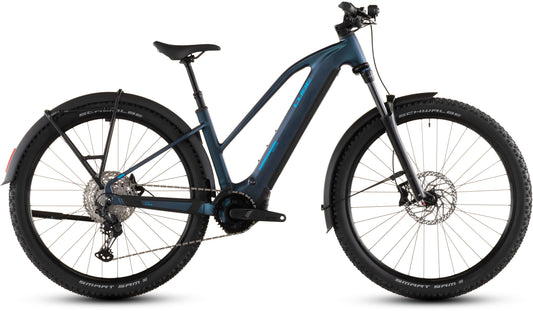 Das CUBE Reaction Hybrid Pro 800 FE nebular'n'dazzle Trapeze 2026 E-MTB verfügt über einen dunkelblauen Rahmen, einen Bosch CX-Motor, dicke Stollenreifen, eine Vorderradfederung, Scheibenbremsen, eine Shimano XT 12-Gang-Schaltung und zwei Schutzbleche; abgebildet im Seitenprofil auf Weiß.