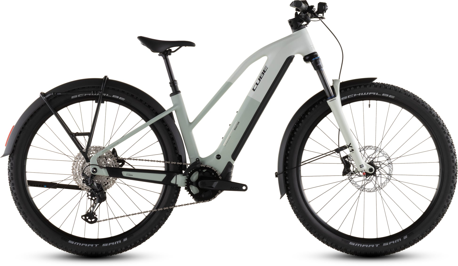 Das CUBE Reaction Hybrid Pro 800 FE desertstone'n'driedherbs Trapeze 2026 E-Bike verfügt über einen Bosch CX Motor, eine Shimano XT 12-fach Schaltung, einen schwarzen Sattel, breite Reifen, eine Vorderradfederung, Scheibenbremsen und Schutzbleche in einem modernen hellgrauen Profil.