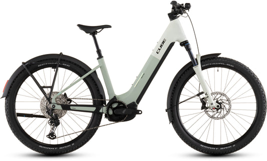 Das CUBE Reaction Hybrid Pro 800 FE desertstone'n'driedherbs Easy Entry 2026 E-Bike ist im Seitenprofil mit Vorderradfederung, Scheibenbremsen, breiten Reifen, Schutzblechen, Gepäckträgerhalterung und einem Bosch CX-Motor auf weißem Hintergrund abgebildet.