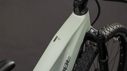 CUBE MTB-Rahmen 108700 – Detailaufnahme Steuerrohr und Vorderrad, beige-weiß auf dunklem Hintergrund