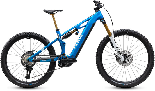 CUBE Stereo Hybrid ONE77 HPC At 800 E-Mountainbike Fully 2027 in actionteam, Seitenansicht