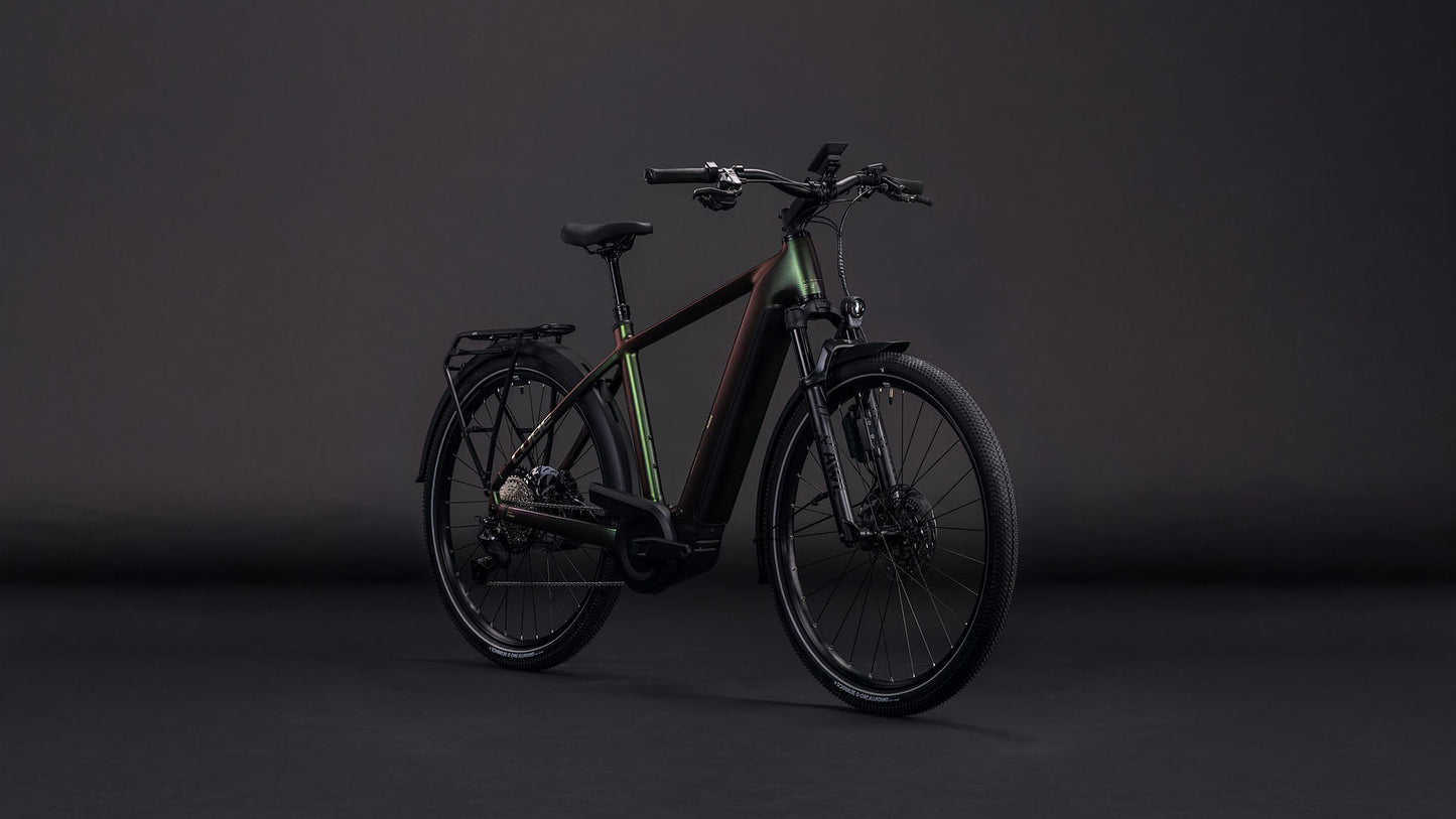 Produktbild: Cube Nuride Hybrid SLT 800 stellar´n´chrome, Schrägansicht (schwarzer Hintergrund)