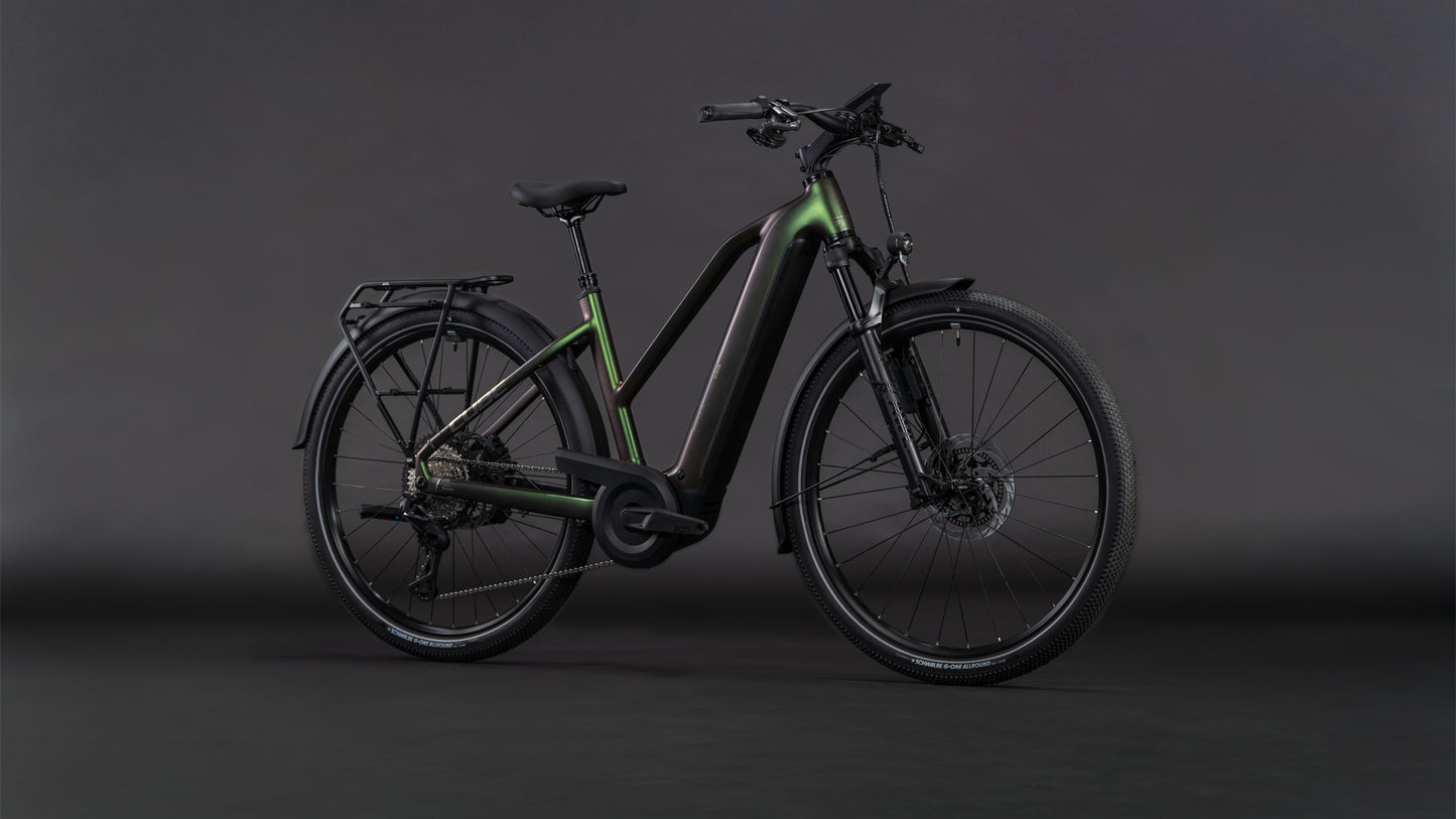 Produktbild: Cube Nuride Hybrid SLT 800 stellar´n´chrome, Schrägansicht (schwarzer Hintergrund)