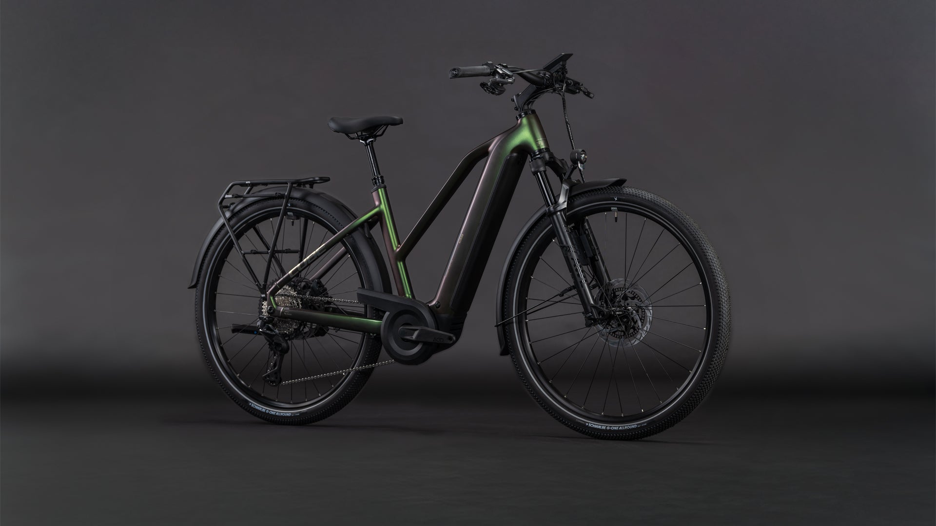 Produktbild: Cube Nuride Hybrid SLT 800 stellar´n´chrome, Schrägansicht (schwarzer Hintergrund)