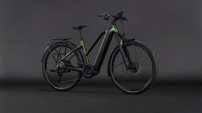 Produktbild: Cube Nuride Hybrid SLT 800 stellar´n´chrome, Schrägansicht (schwarzer Hintergrund)