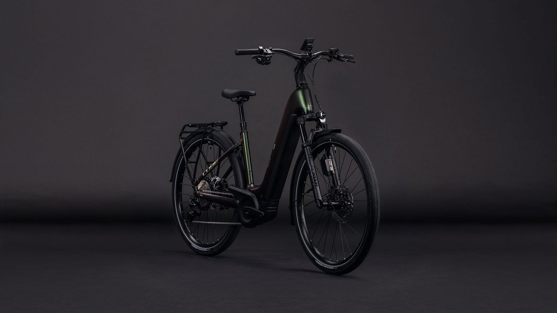 Produktbild: Cube Nuride Hybrid SLT 800 stellar´n´chrome, Schrägansicht (schwarzer Hintergrund)