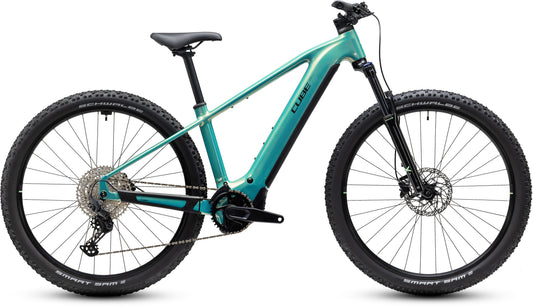 CUBE Reaction Hybrid Performance 720 E-Mountainbike Hardtail 2027 in maldivian und black, Seitenansicht