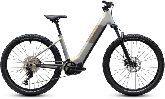 CUBE Reaction Hybrid ONE 720 Easy Entry E-Mountainbike Hardtail 2027 in pearlsilver und chrome, Seitenansicht