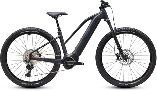 CUBE Reaction Hybrid Pro 800 Trapeze E-Mountainbike Hardtail 2027 in silverdust und prism, Seitenansicht