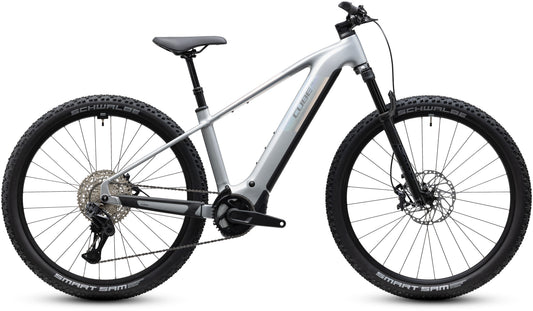 CUBE Reaction Hybrid SLX 800 E-Mountainbike Hardtail 2027 in platinum und reflex, Seitenansicht