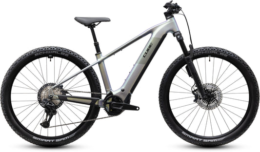 CUBE Reaction Hybrid SLT 800 E-Mountainbike Hardtail 2027 in kolibri und crisscross, Seitenansicht