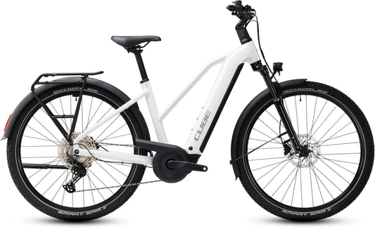 CUBE Nuride Hybrid Performance 720 Trapeze E-Trekkingrad 2027 in metallicwhite und grey, Seitenansicht