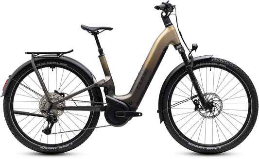 CUBE Nuride Hybrid ONE11 HPC SLX 800 Easy Entry E-Trekkingrad 2027 in goldenbrown und black, Seitenansicht