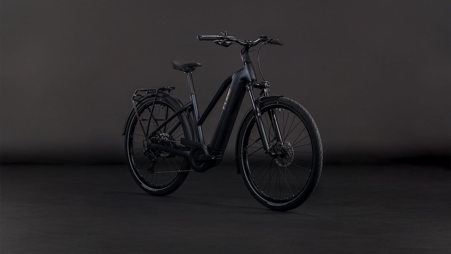 Produktbild: Cube Touring Hybrid ONE 600 coal´n´chrome, Schrägansicht (schwarzer Hintergrund)