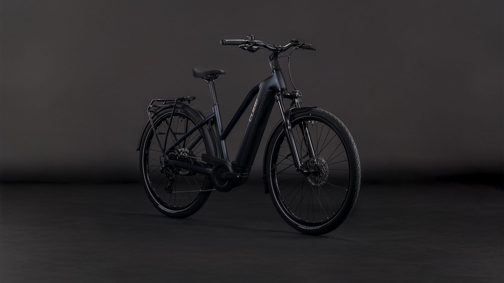 Produktbild: Cube Touring Hybrid ONE 600 coal´n´chrome, Schrägansicht (schwarzer Hintergrund)