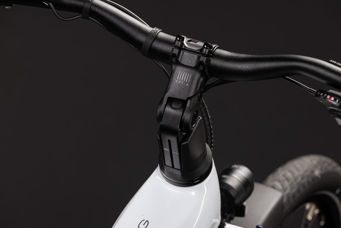 Cube Touring Hybrid ONE 600 metallicwhite´n´chrome Trapeze 2027
